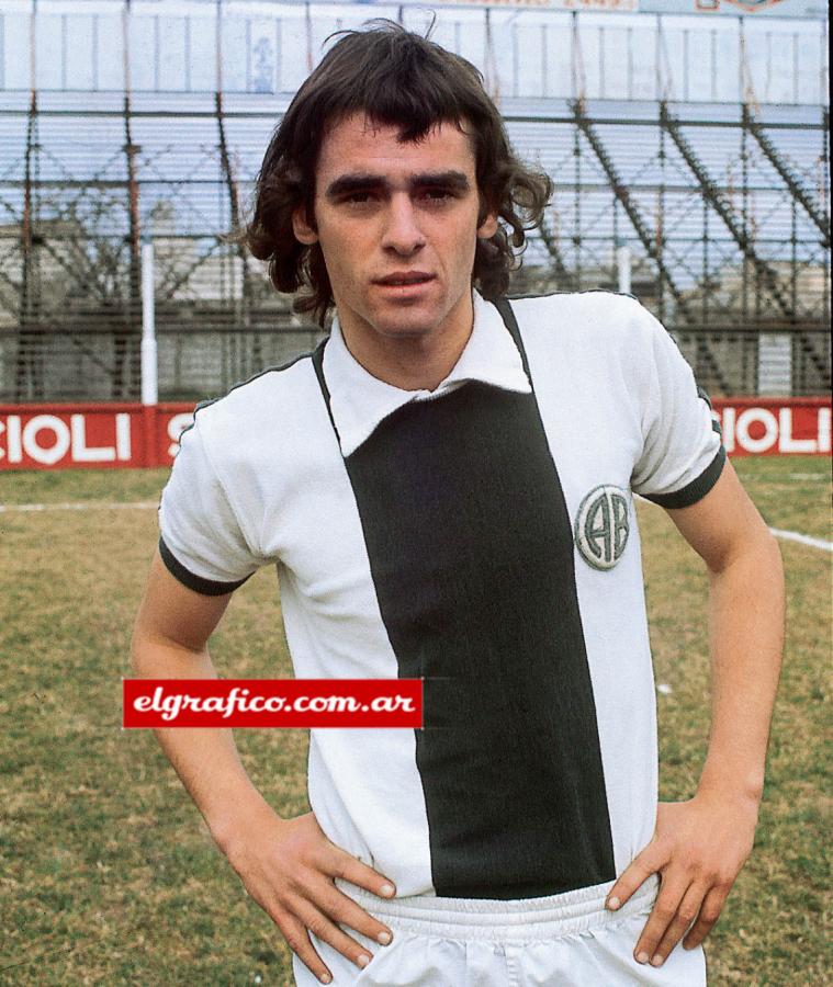 Imagen Ángel Mamberto y la remera de All Boys en los 70. ¿Influencia del Ájax de Holanda?