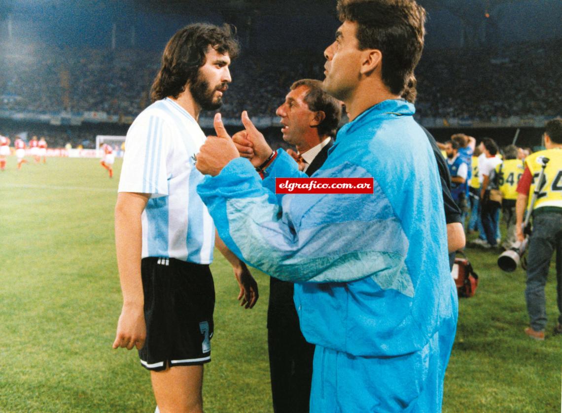 Imagen En Italia 90 con Batista y Bilardo en el partido frente a Rusia. Quedó afuera del plantel sobre la hora pero acompañó al grupo: "Es como cuando tenés un familiar enfermó y sabés que se va a morir. Te preparás, pero cuando llega, duele".