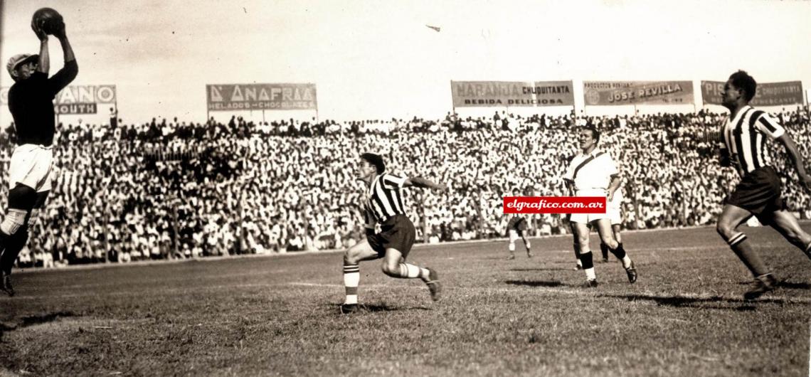 Imagen Honores, guardavalla peruano, contiene con seguridad una carga de los paraguayos, en el match que el team local ganó por 3 a 0.