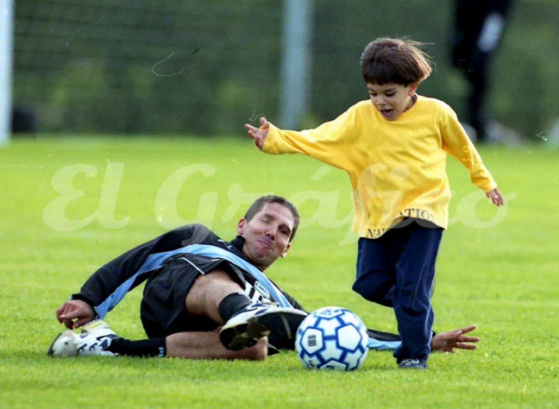 Imagen 2000. Giovanni Simeone se desahace con una finta de la dura entrada del Cholo, su padre, en el campo de entrenamiento de Lazio, flamante campeón del Calcio. Gio juega hoy en la Selección Argentina. FOTO: ALEJANDRO DEL BOSCO