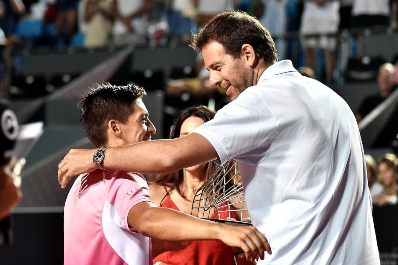 Imagen Del Potro le entregó este año a Báez el trofeo del ATP 500 de Río.
