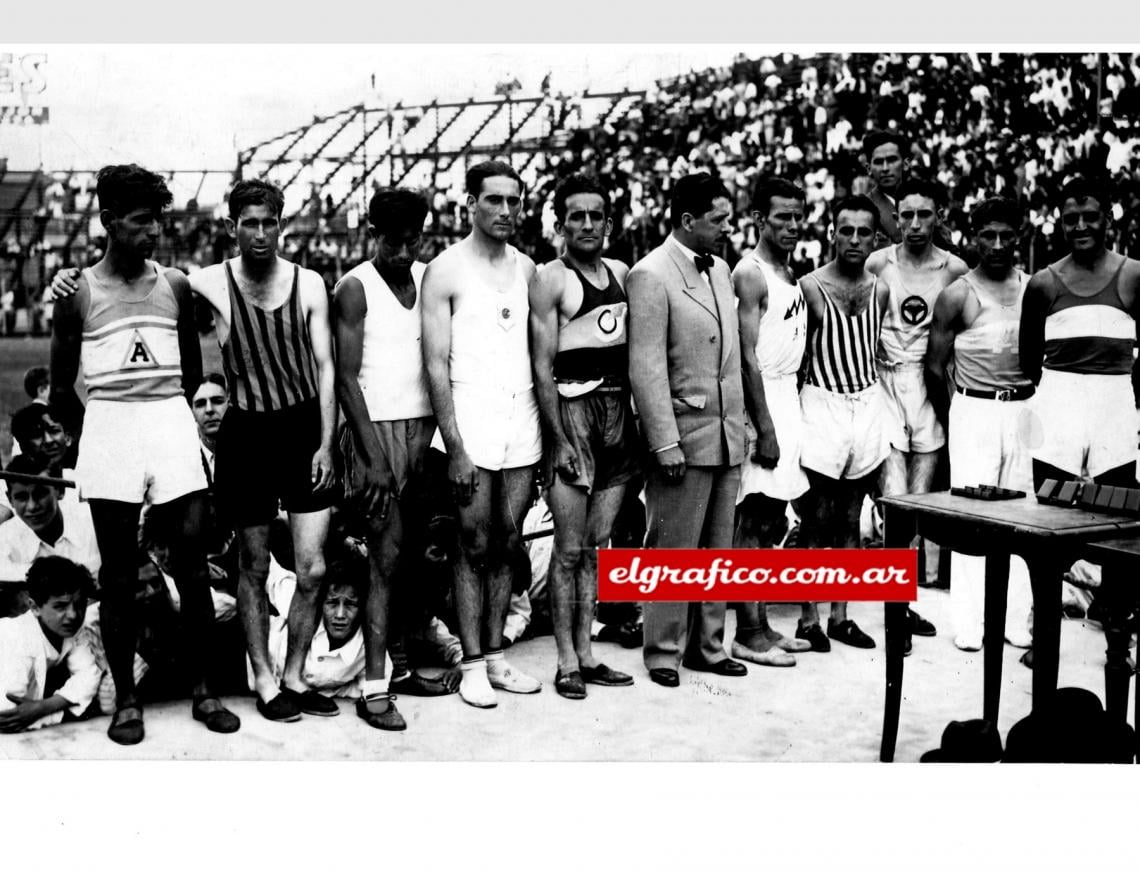 Imagen 02- Los maratonistas clasificados en los diez primeros puestos rodean al director de El Gráfico. Aparecen Ibarra, Sensini, Recabarren, Testino, Marino, nuestro director, Suárez, Jaimes, Genaro, Parchappe y Chailes.