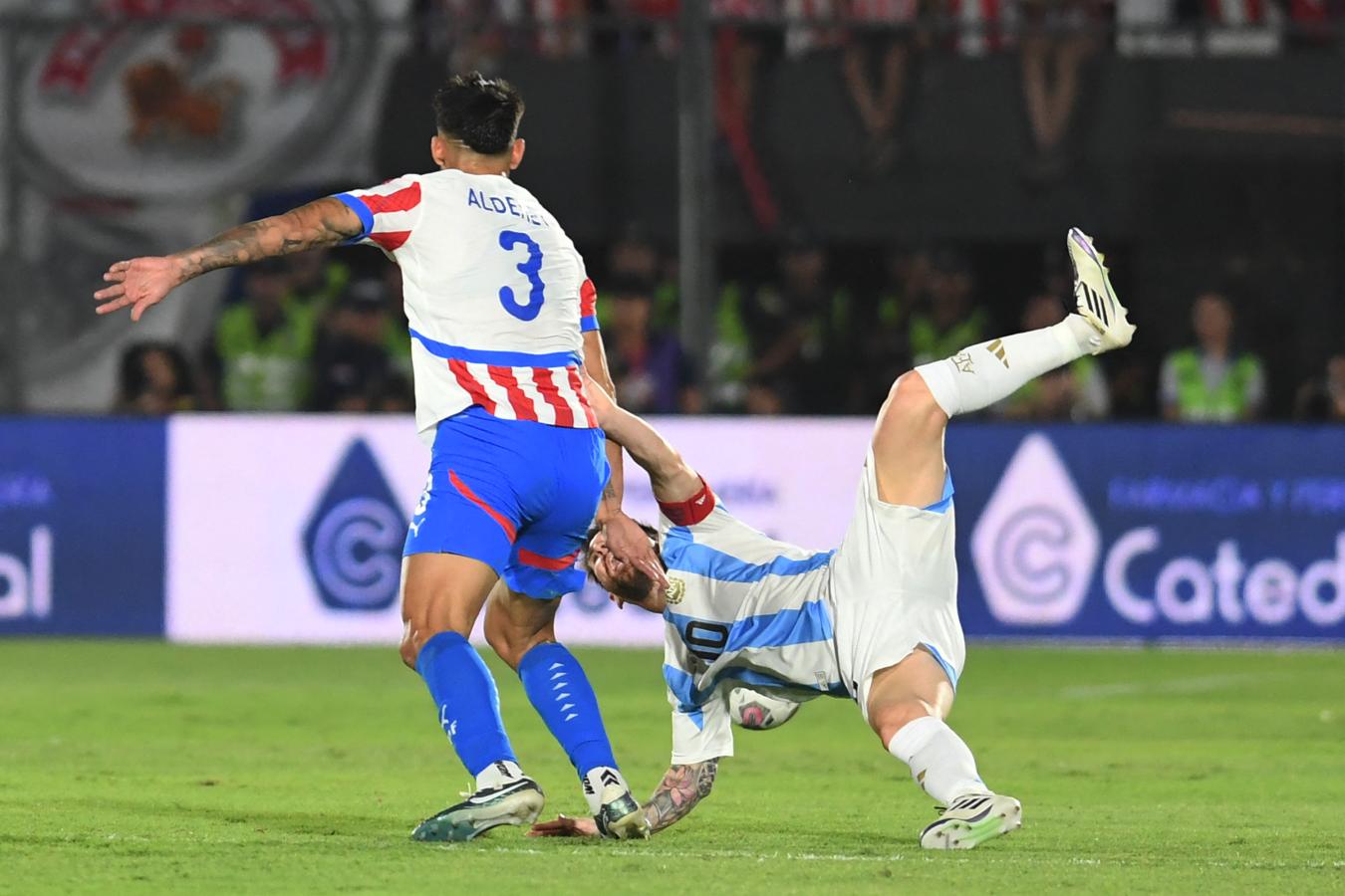 Imagen Messi por los aires tras la segunda falta de Omar Alderete.