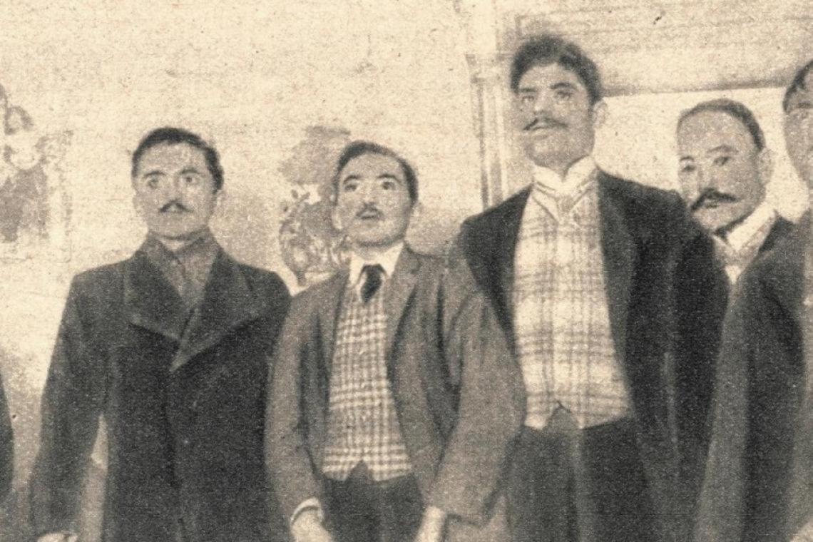 Imagen Los jóvenes Franco G. Chaguan, Juan Darnay, Arístides Langone (presidente), y Carlos G. Degiorgi, durante una reunión de comisión directiva, en la casa de Darnay, Charcas 841. Foto tomada en 1906.