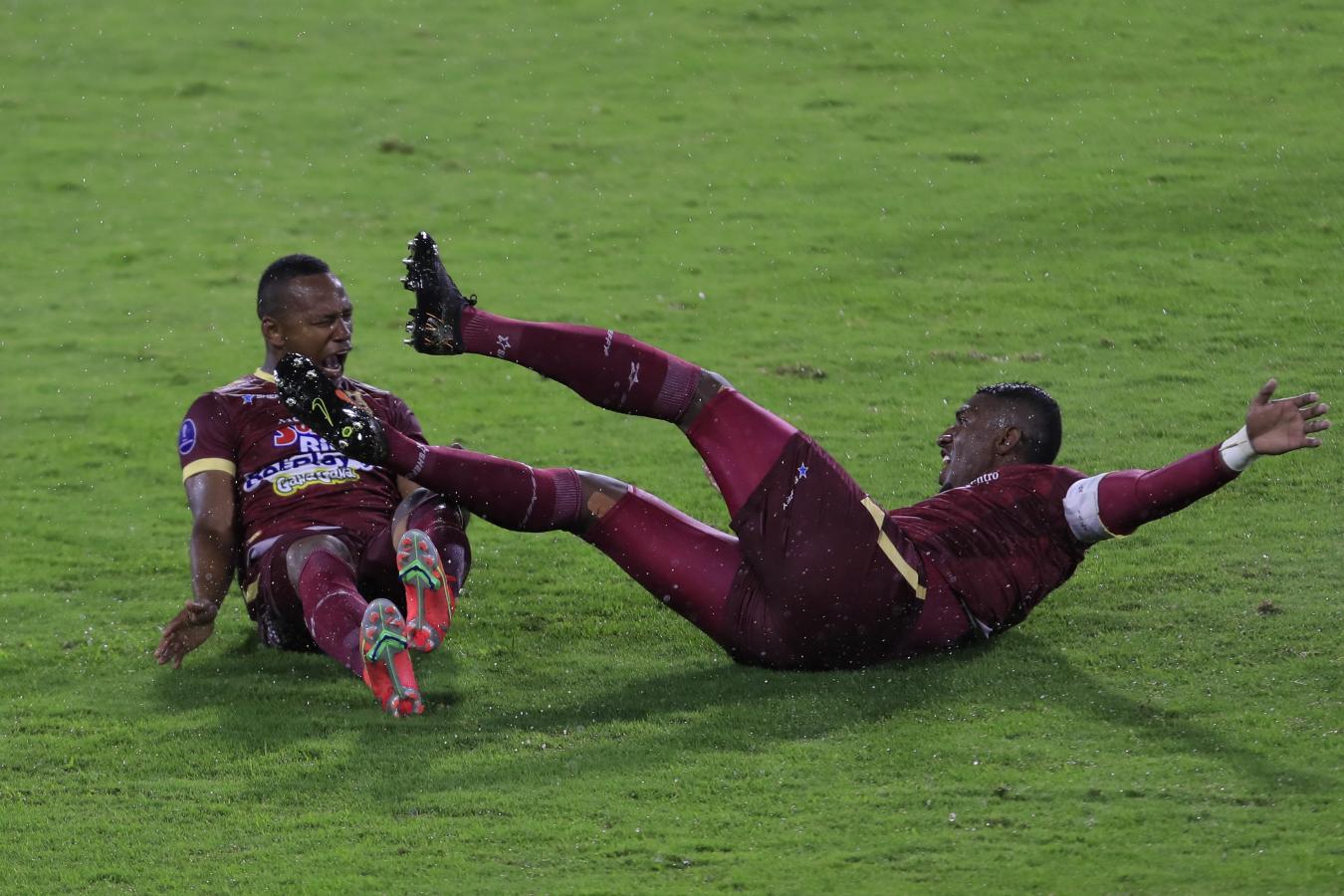 Imagen Danzando bajo la lluvia. Tolima festeja el gol del empate después de un regalito de Guido Herrera. Foto: @Sudamericana