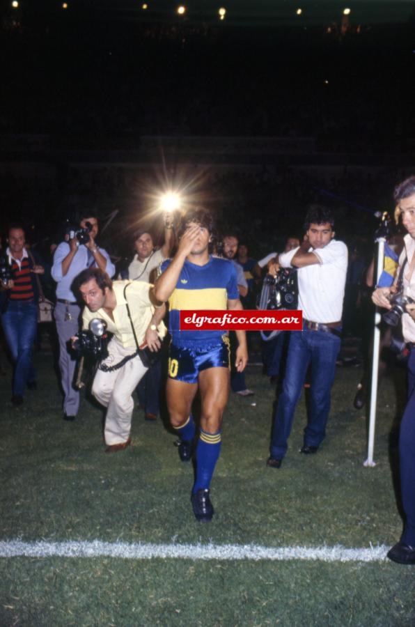 Imagen Ya con la azul y oro. Comienza el ciclo de Maradona en Boca.