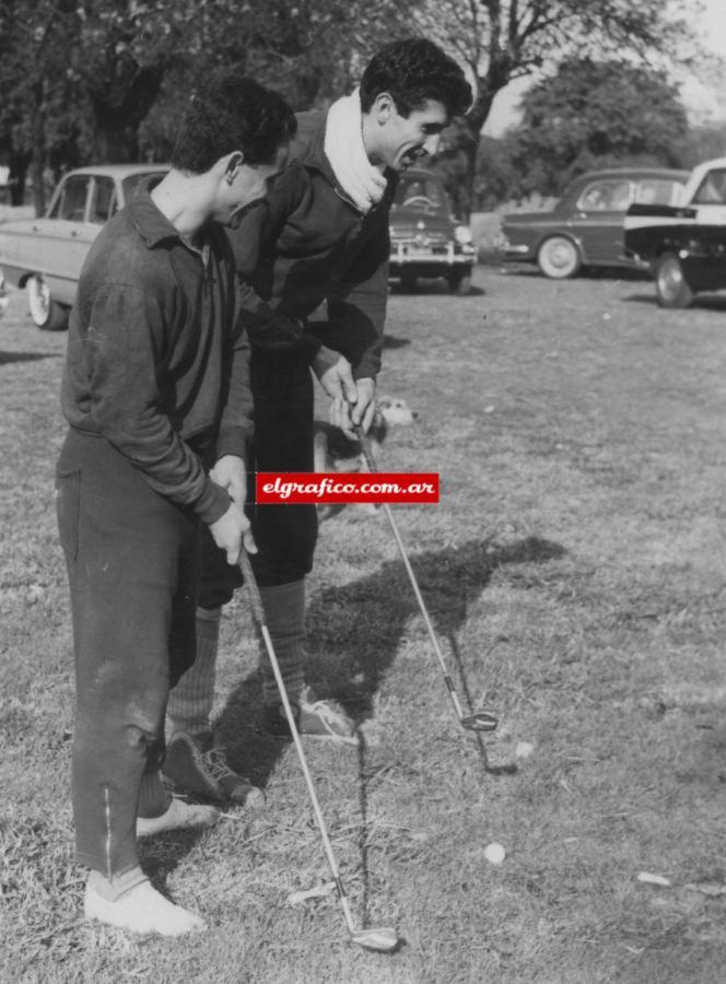 Imagen JUGANDO AL GOLF CON JOSÉ. “Mi debut en la Selección fue en 1956, un partido amistoso contra Brasil a beneficio de la lucha contra la poliomielitis, en Río de Janeiro y me pusieron en la habitación con Sanfilippo. “Pibe, cuando digas que dormiste conmigo, en tu barrio no te va a querer nadie”, me dijo el Nene. Ya era bravo desde joven. La imagen es de 1963 antes de un partido por Libertadores con la Universidad de Chile.