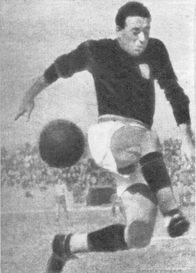 Imagen Romeo Menti era el puntero derecho del Torino F. C. y de la Selección Nacional Italiana. Lo vemos aquí en acción durante uno de los últimos partidos internacionales en que intervino. Vigoroso y entrador, era valioso complemento de la tarea conductora que cumplían los entrealas Bassetto y Mazzola, este último capitán. 