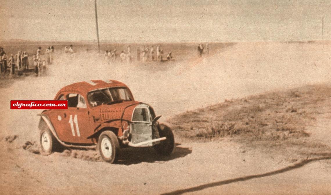 Sale de una curva la máquina conducida por Guido Maineri, el volante clasificado sexto y quien en el curso de la etapa inicial auxilió al accidentado Rubiol Roca llevándolo hasta un hospital de la ruta. Pese a la pérdida de minutos que ello le significó obtuvo un buen puesto