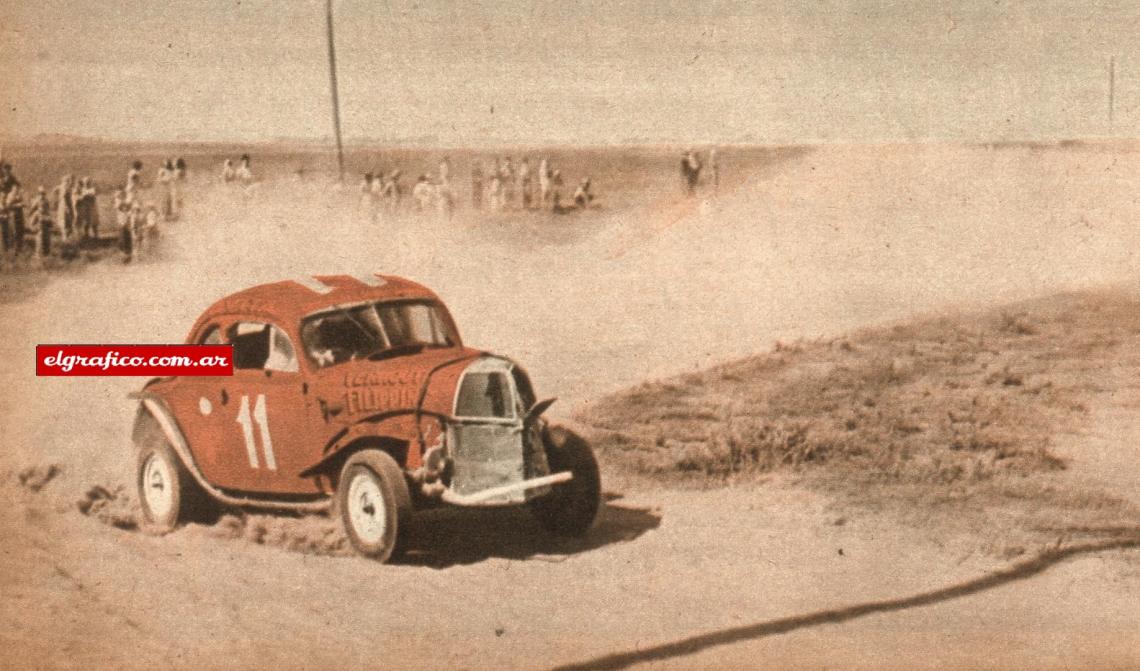 Imagen Sale de una curva la máquina conducida por Guido Maineri, el volante clasificado sexto y quien en el curso de la etapa inicial auxilió al accidentado Rubiol Roca llevándolo hasta un hospital de la ruta. Pese a la pérdida de minutos que ello le significó obtuvo un buen puesto 