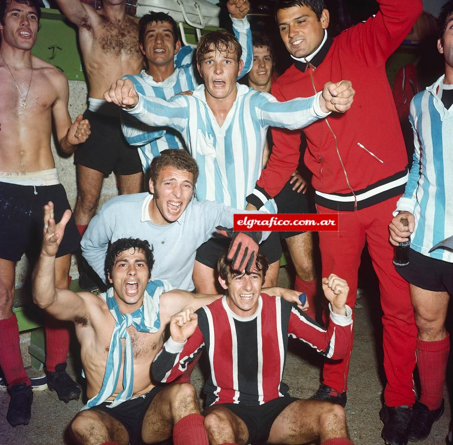 Imagen El festejo tan anasiado luego del triunfo frente a Racing. Chacarita definirá el título frente a River.