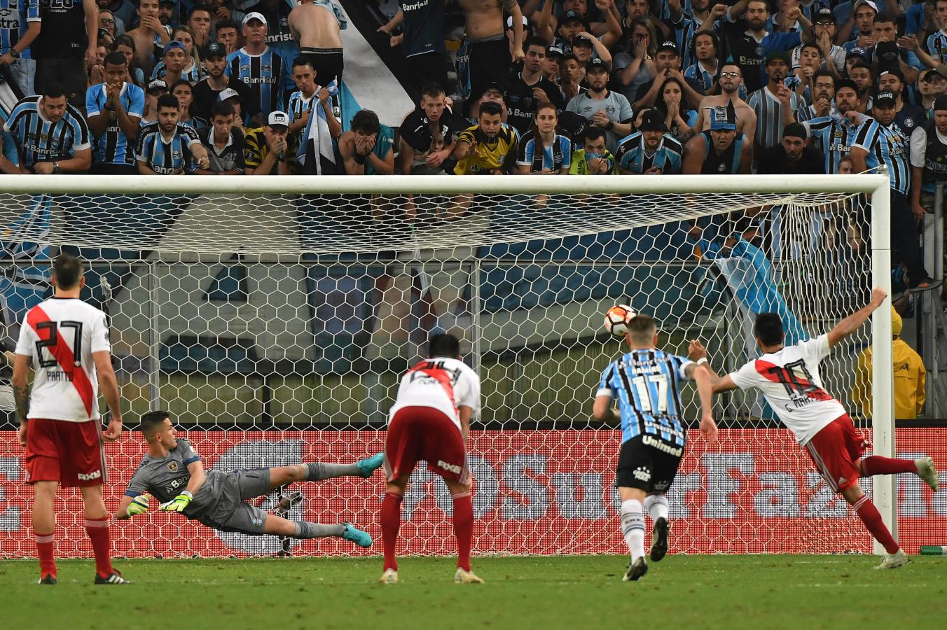 Imagen El penal del Pity Martínez a Gremio, un momento repleto de morbo y tensión (NELSON ALMEIDA / AFP)