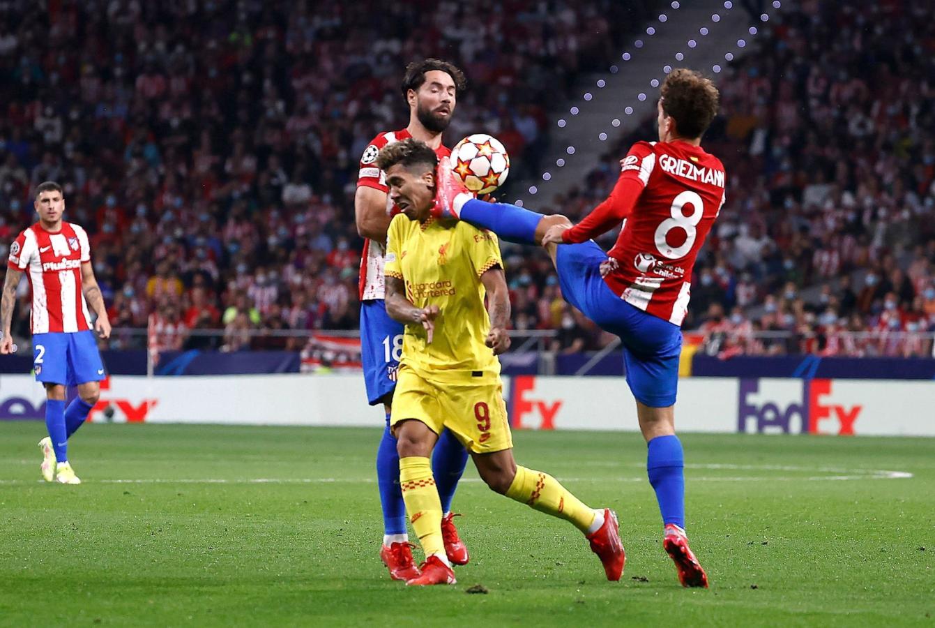 La tremenda plancha de Griezmann impacta contra el rostro de Bobby Firmino. Roja para el francés.