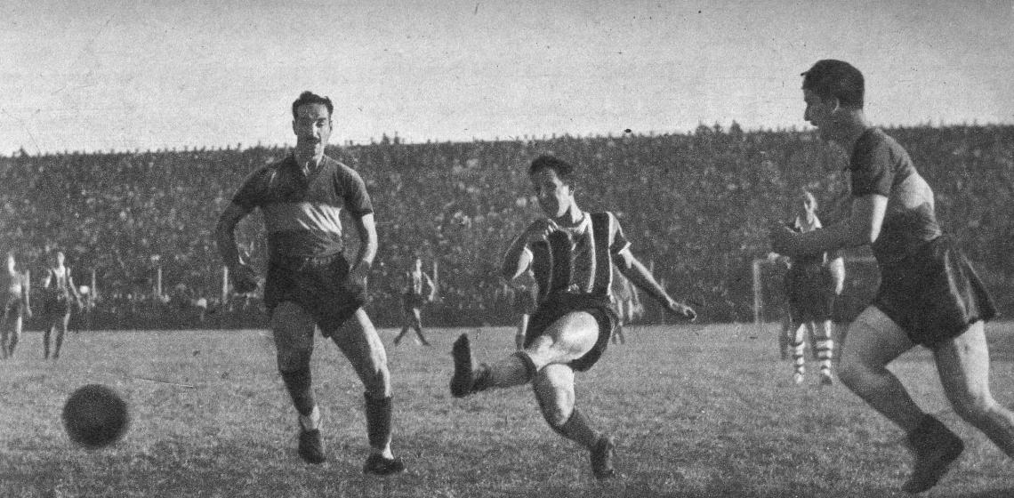 Imagen ¡Esa pierna de Campana! Tres veces la metió y fue para mal de Diario. El otro tanto se debió a un golpe de cabeza. Aquí lo sorprendió el fotógrafo cuando despedía el shot con el cual obtuvo el cuarto gol de Chacarita. El insider se filtró entre Marante y Bendazzi.