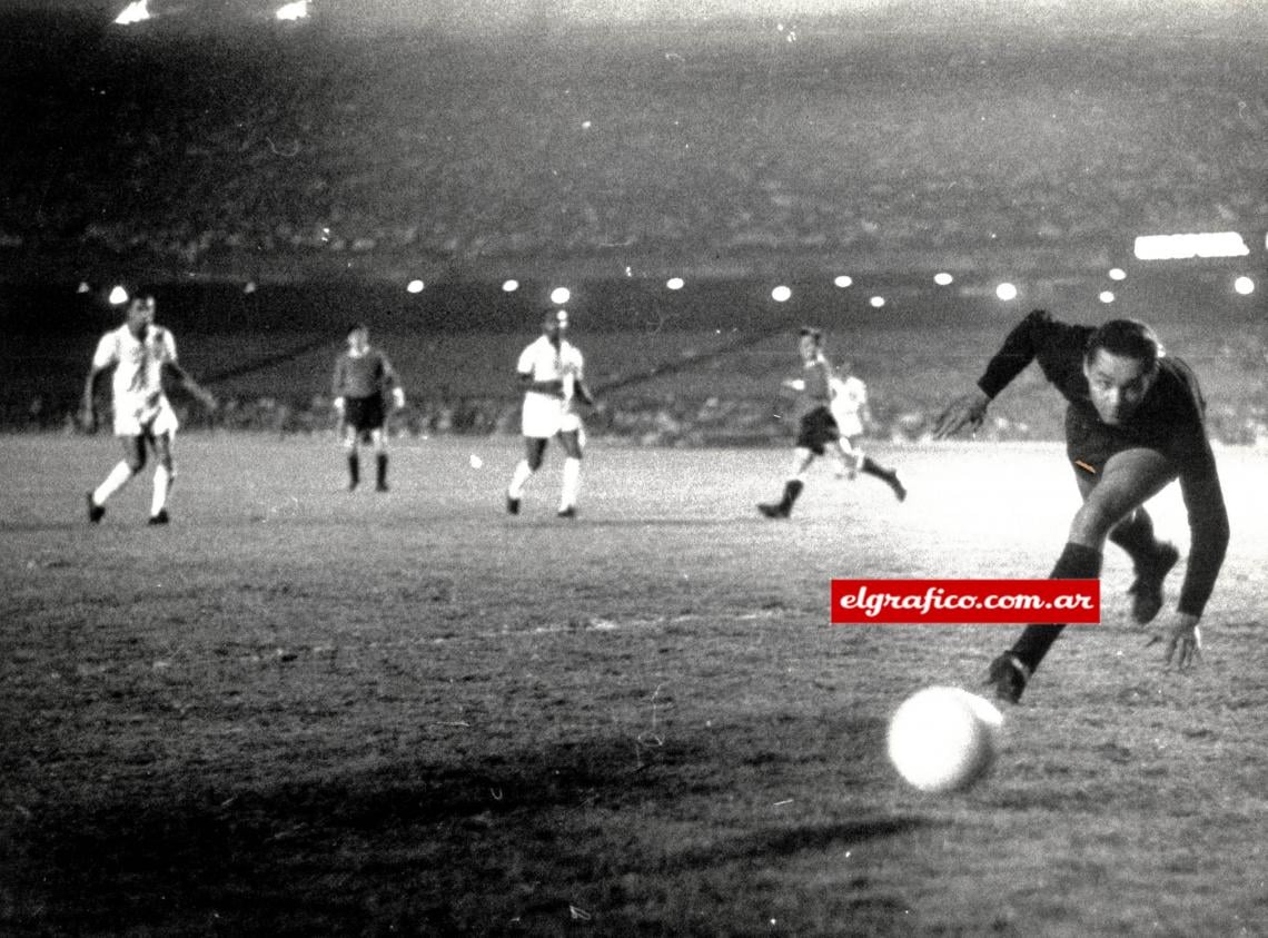 Imagen El partido se disputó en el Maracaná ante 80 mil personas el 15 de julio de 1964.