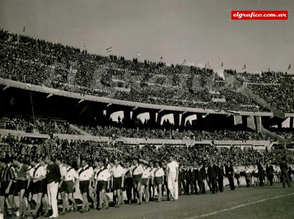 Imagen 1938. Inauguración del estadio Monumental, desfilan los equipos de River y Peñarol.
