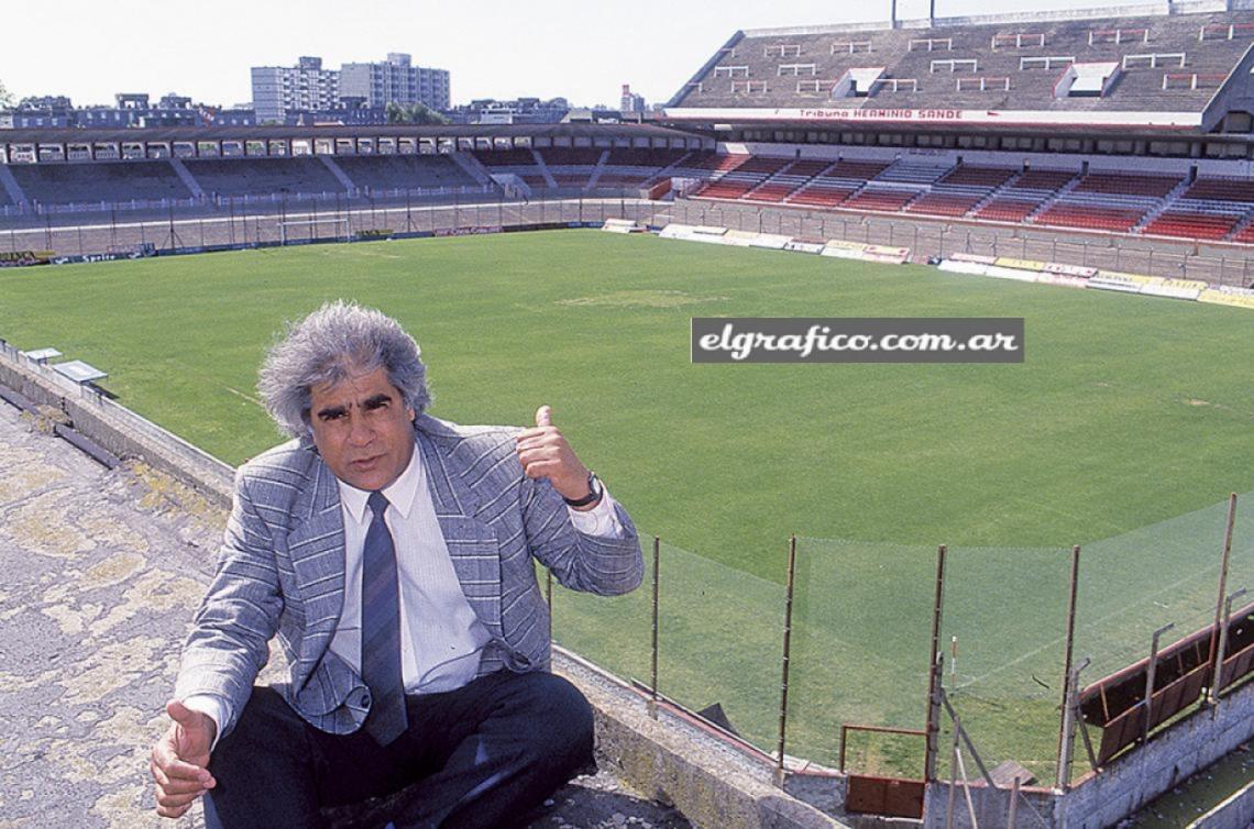 Imagen En la cancha de Independiente, al asumir en 1992. Fue DT del Rojo y de Racing 2 veces. 