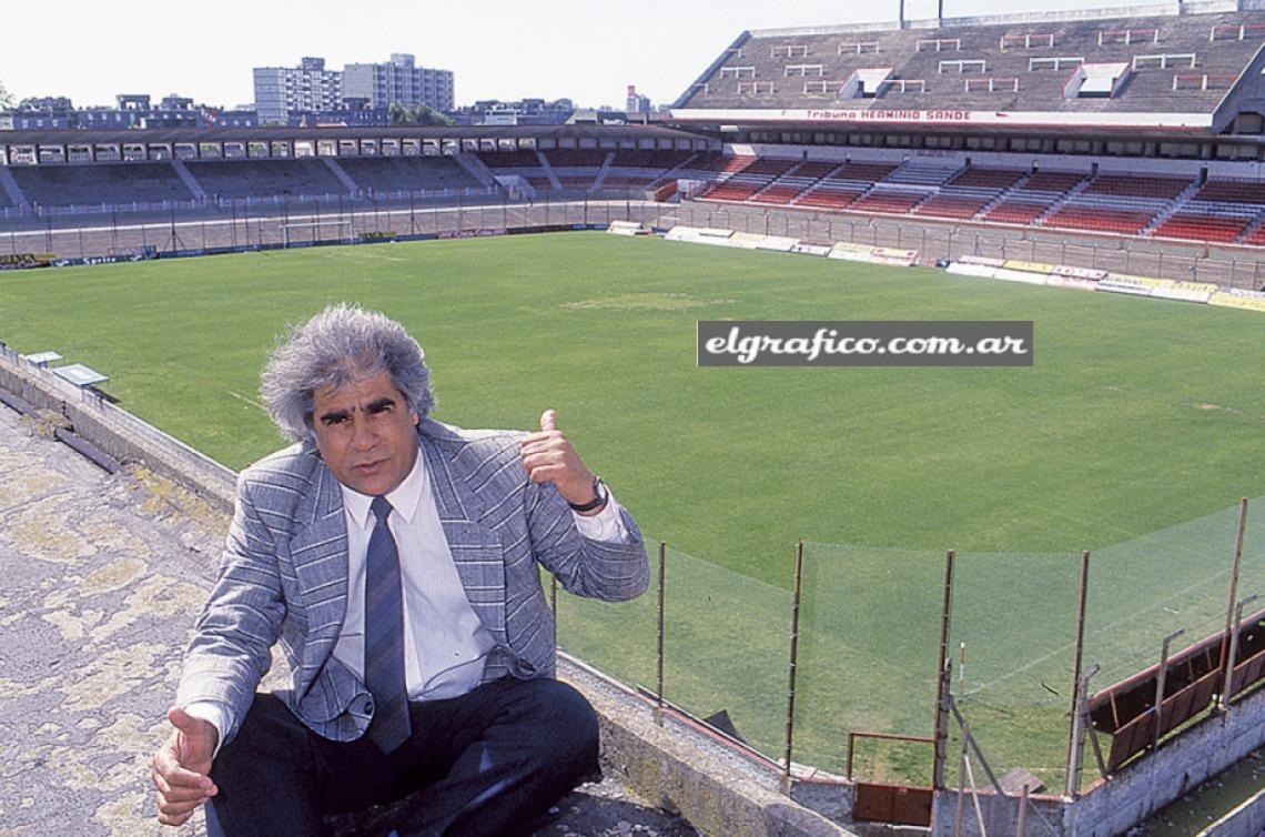 Imagen En la cancha de Independiente, al asumir en 1992. Fue DT del Rojo y de Racing 2 veces.