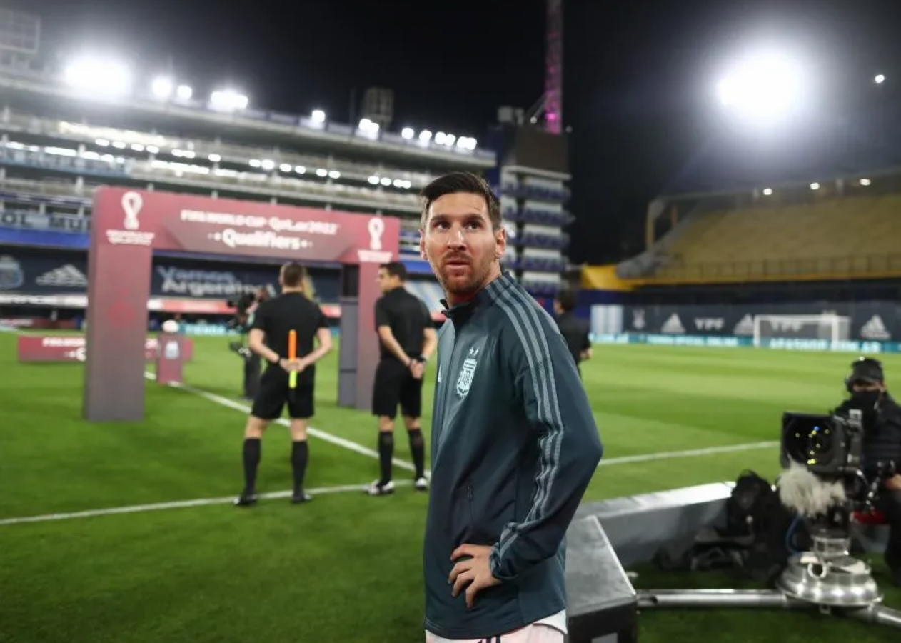Imagen Messi contempla la "Bombonera" sin público, imagen que se repetirá hoy a la noche frente a Paraguay