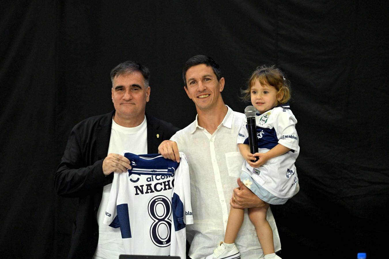 Imagen Carlos Anacleto, Nacho Fernández y su hija Oli en una emotiva presentación. Foto: Nacho Amiconi.