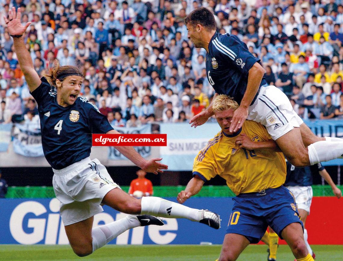 Imagen Una acción aérea del partido ante Suecia, Mundial 2002.
