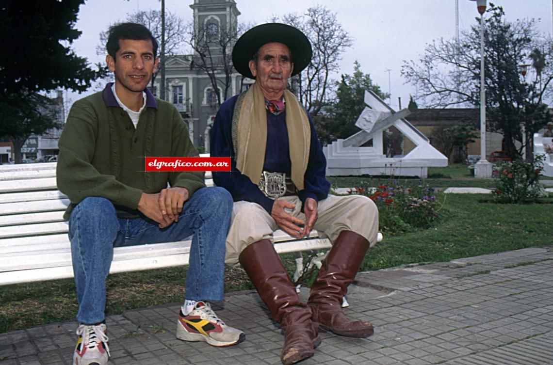 Frente a la intendencia de Nogoyá, junto a un gaucho de la zona. En la plaza Libertad.