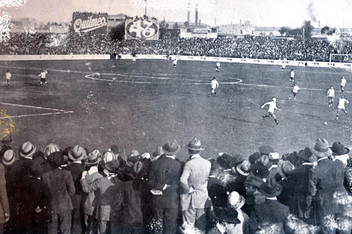 Imagen Argentina 2-Uruguay 1, jugado el 2 de octubre de 1924 en Sportivo Barracas. Estos espectadores si estuvieron.