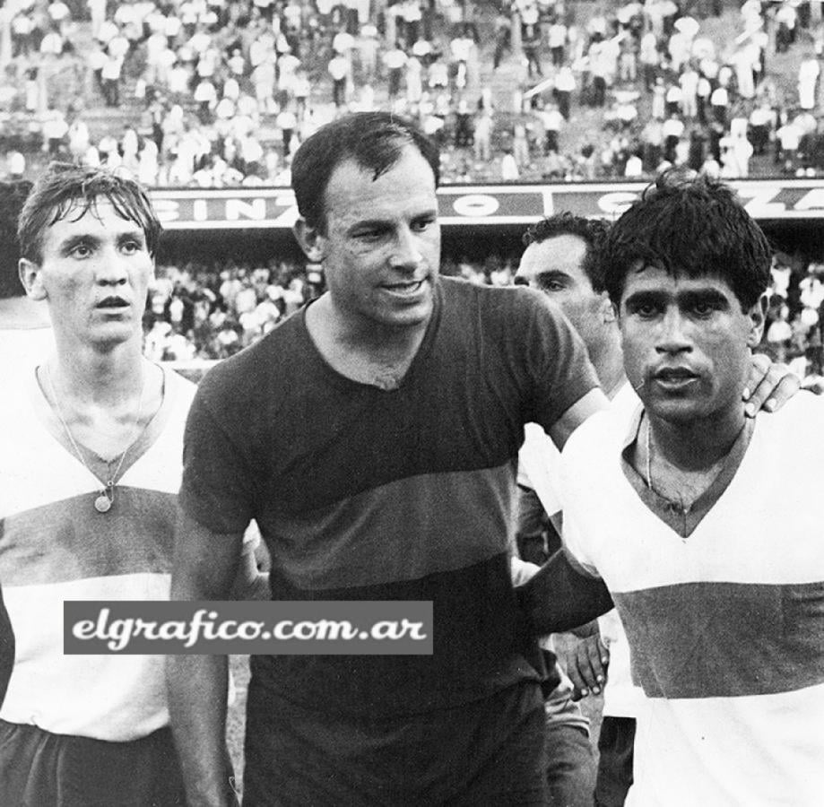 Imagen En Racing jugó dos años (1962-63) y de allí pasó a Gimnasia La Plata, donde es saludado por el Tanque Rojas, que lo mira con ganas de pelearlo. 