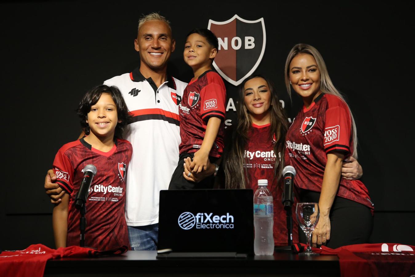 Imagen Keylor Navas en su presentación en Newell's, junto a su familia.