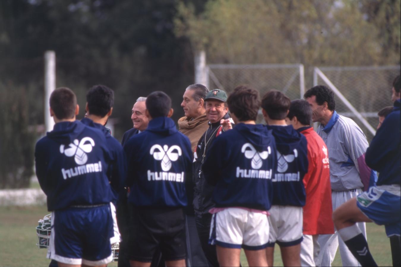 Imagen Favaloro, en el entrenamiento de Gimnasia junto a Carlos Timoteo Griguol. Foto: Archivo El Gráfico