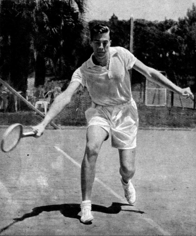 1944. La revelación del tenis argentino: Enrique Morea. En este revés del joven jugador se observa la perfecta colocación de las piernas. El equilibrio se mantiene sobre la pierna derecha después del golpe y la vista continúa dirigida al lugar en que pegó a la pelota.