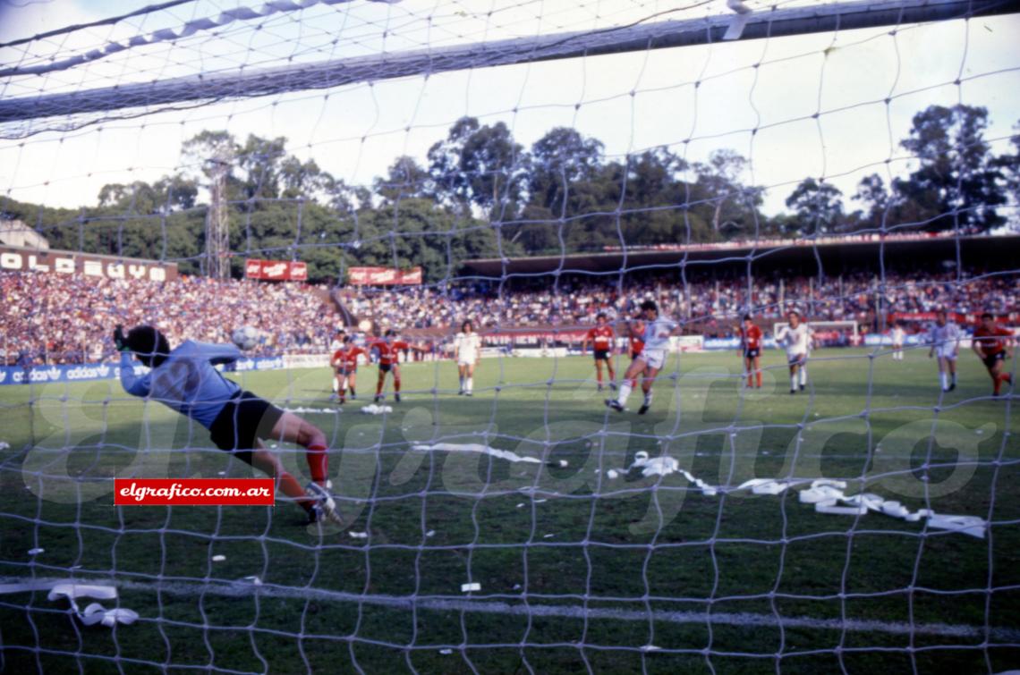 Rossi puso el pase de "zapatilla" por encima de Wiktor. Llegaron Almiron y Balbo. Penal de Islas. Lo pateó Rossi a la izquierda del arquerito lrusta. Inatajable. Ganaba Newell's y perdía San Lorenzo...