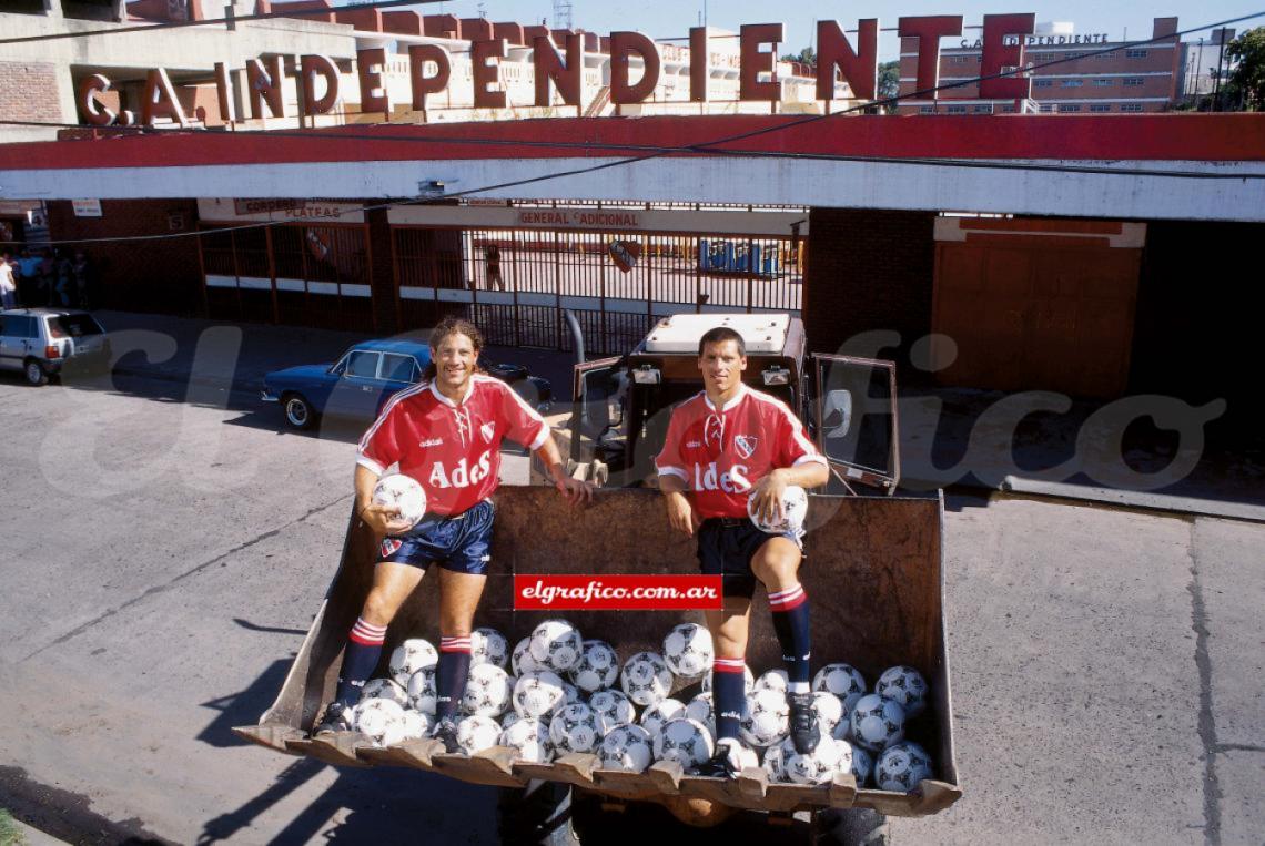 Imagen En una producción para El Gráfico junto a Javier Mazzoni, ambos goleadores en el Rojo.