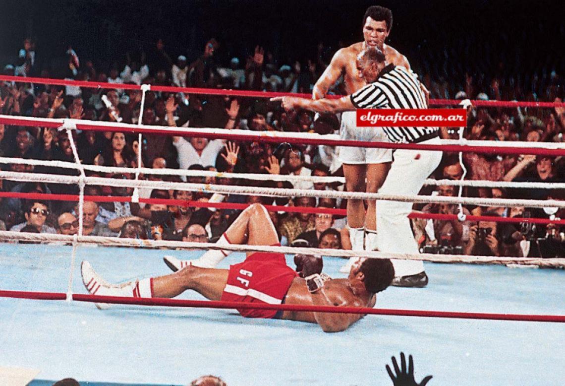 Imagen George Foreman y su calda definitiva en el 8° round. El recuerdo más hermoso para Alí. Fue en Kinshasa, Zaire, el 30 de octubre de 1974.