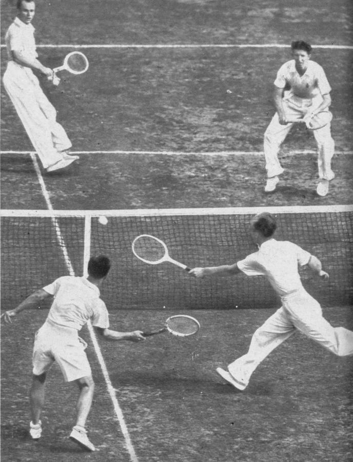 AÑO 1938. — Extraordinaria instantánea del tenis mundial. Los australianos Adrian Quist y John Bromwich (en primer término) vencieron por la Copa Davis a Gene Mako y Donald Budge (EE.UU.) por 0-6, 6-3, 6-4 y 6-2.
