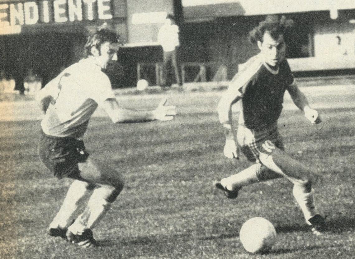Treinta y seis minutos del primer tiempo. Gana River 2 a 1. Bochini recibe un comer ejecutado desde la punta izquierda. Amaga irse por adentro, pero la magia de su cintura lo lleva hacia el fondo de la cancha. Merlo queda desairado.