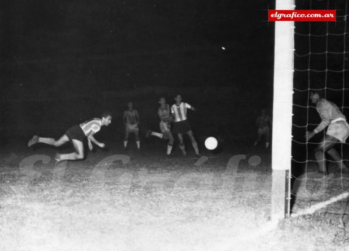 Imagen Gol de Pizzutti para empatar con Brasil (el gol lo hizo Pelé) y consagrase campeón Sudamericano de 1959
