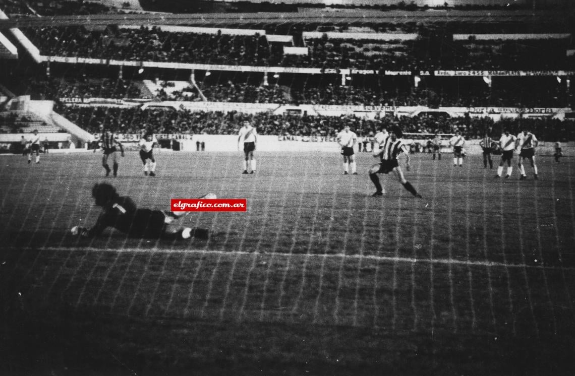 Imagen Nacional 1975. Penal atajado a Letanu de Gimnasia (Mendoza). "“Hay que ser medio gitano, tener buenos reflejos y buenas piernas. Gitano porque hay que adivinar, reflejos porque hay que ir y manotear y piernas porque por más que adivinés, si las piernas no te dan para llegar, no la sacás”. 