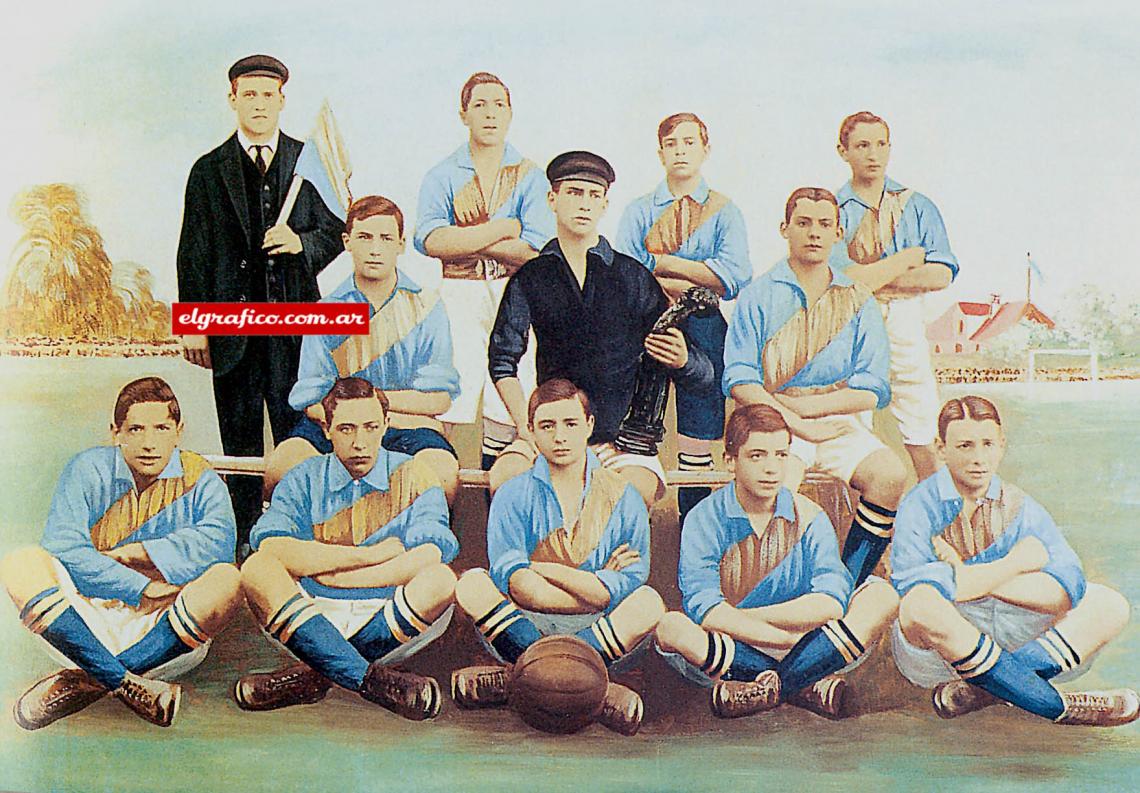 Imagen BOCA 1908. Arriba: Juan P. Cardeccia (linesman), Alejandro Musso, Pascual Valente y Benito Priano. En el medio: Juan “Chito” Garibaldi, Enrique Farenga y Francisco Fuentes.Abajo: Antonio Verrina, Juan G. Unsworth (capitán), Ubaldo Massalomo, Miguel Valentini y Francisco Taggino.