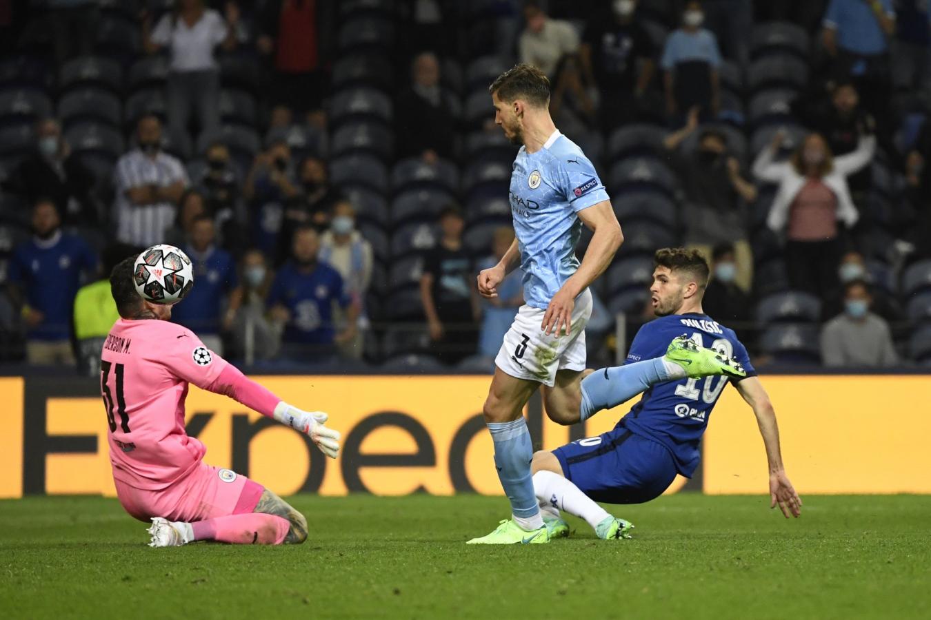 Imagen Pulisic define cruzado pero su remate saldrá desviado por poco. Chelsea tuvo el segundo. Foto: @LigaDeCampeones