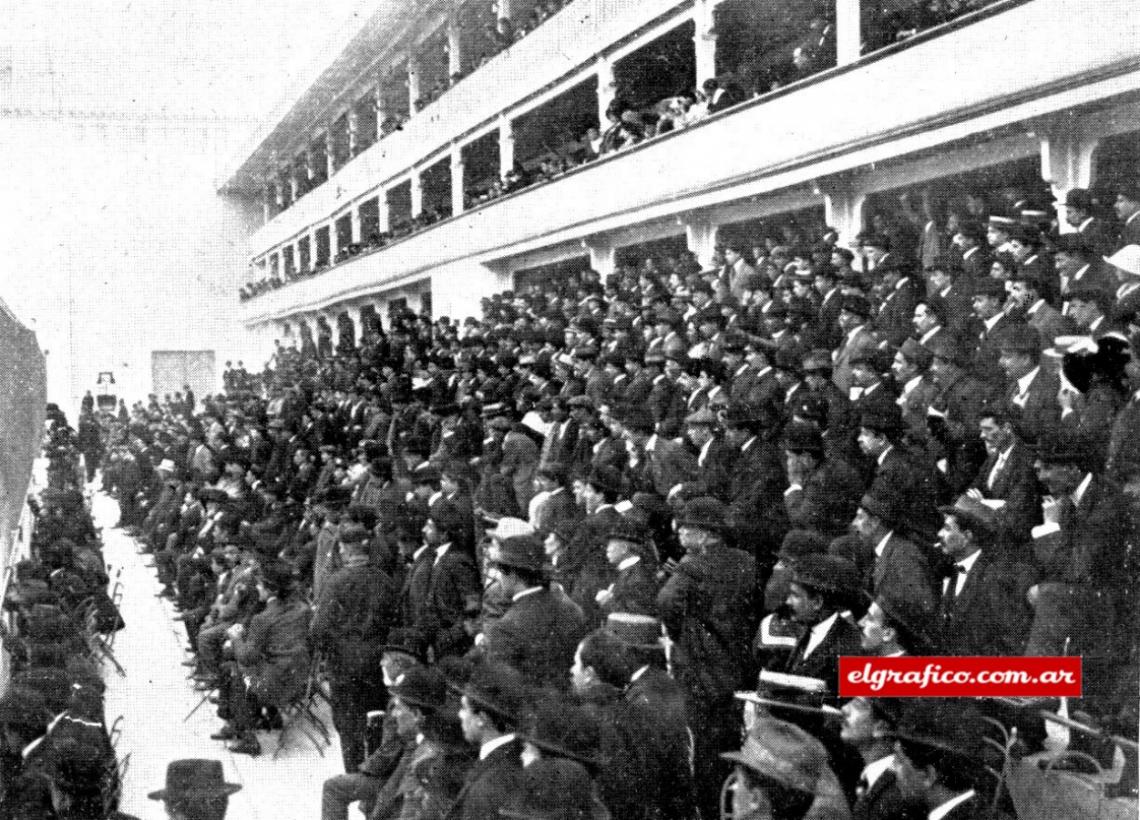 El numeroso público que concurrió a la inauguración del Frontón ¨Buenos Aires¨