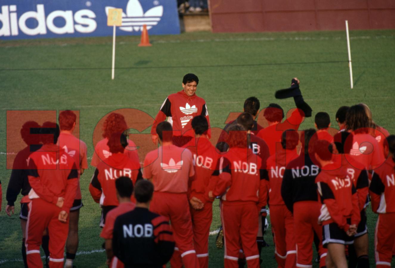 Imagen Diego en su primer entrenamiento. 40.000 personas alentando. Foto Rodolfo Solari.