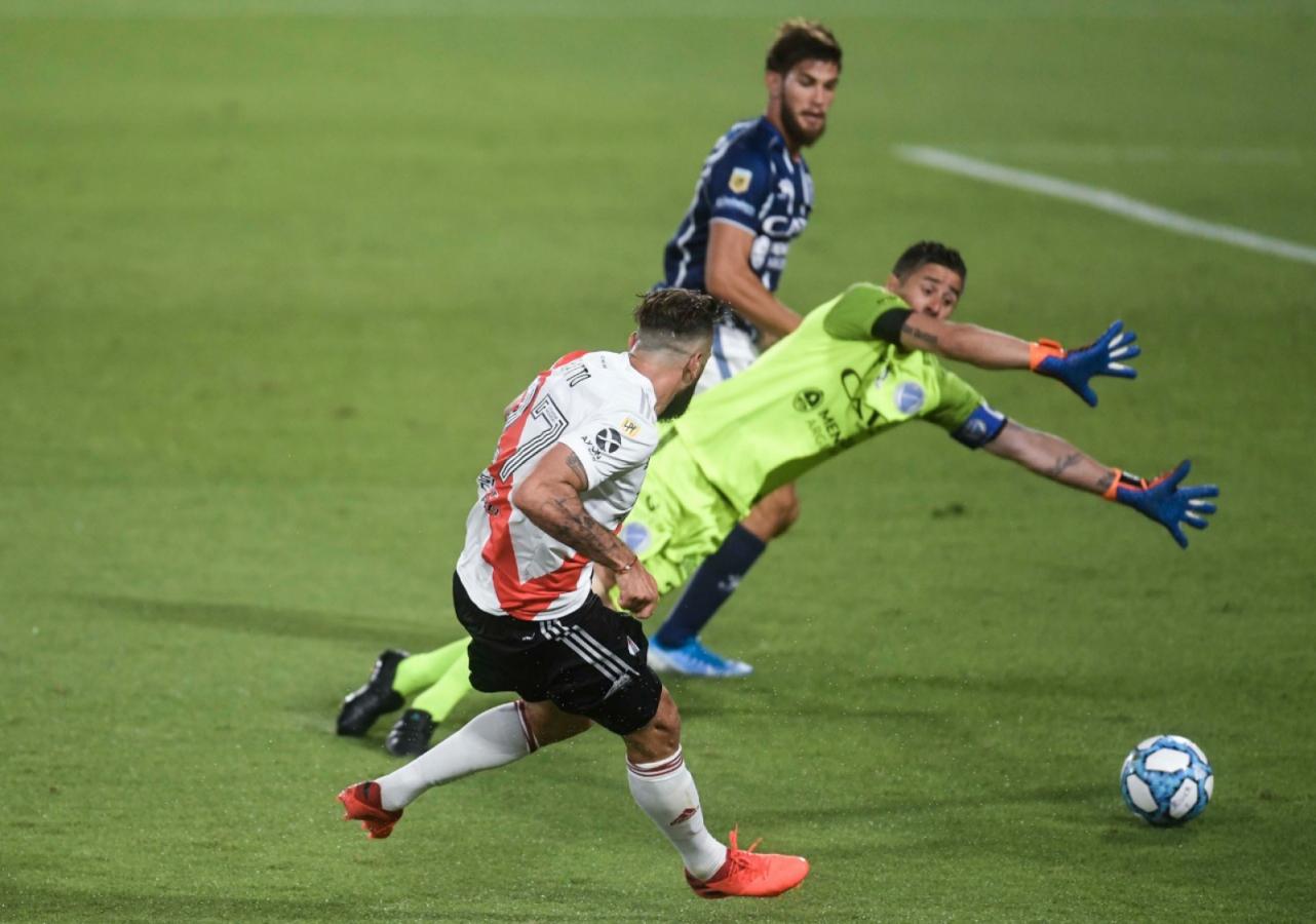 Imagen Pratto marca el tercero de River tras un error defensivo. Foto: Fernando Gens (pool Argra)