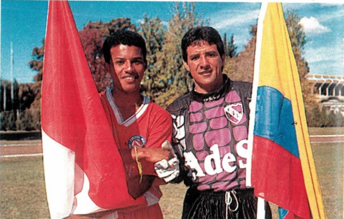Imagen Zegarra, de Perú, y Morales, de Ecuador. Fútbol en paz.
