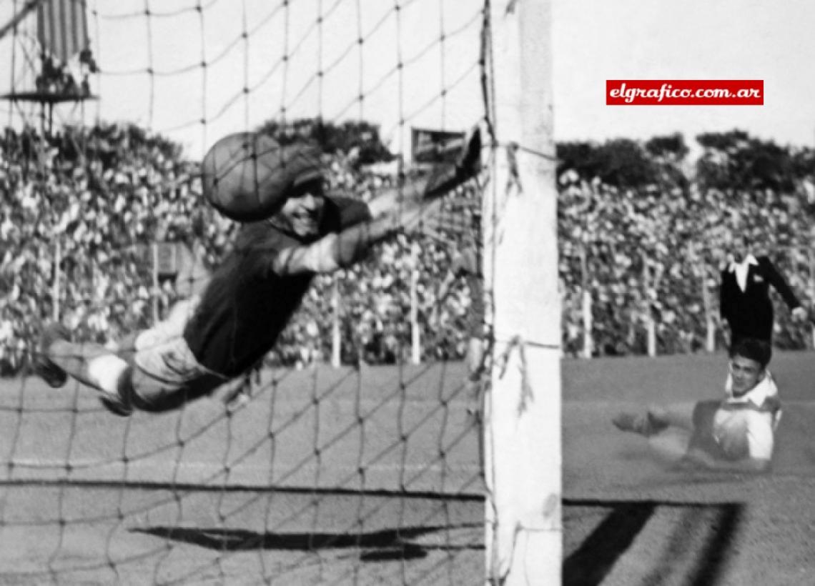 Imagen 1947. Gol de cabeza de Alfredo Di Stéfano, jugando en River, a Rosario Central. Superando al arquero Quatrocchi.