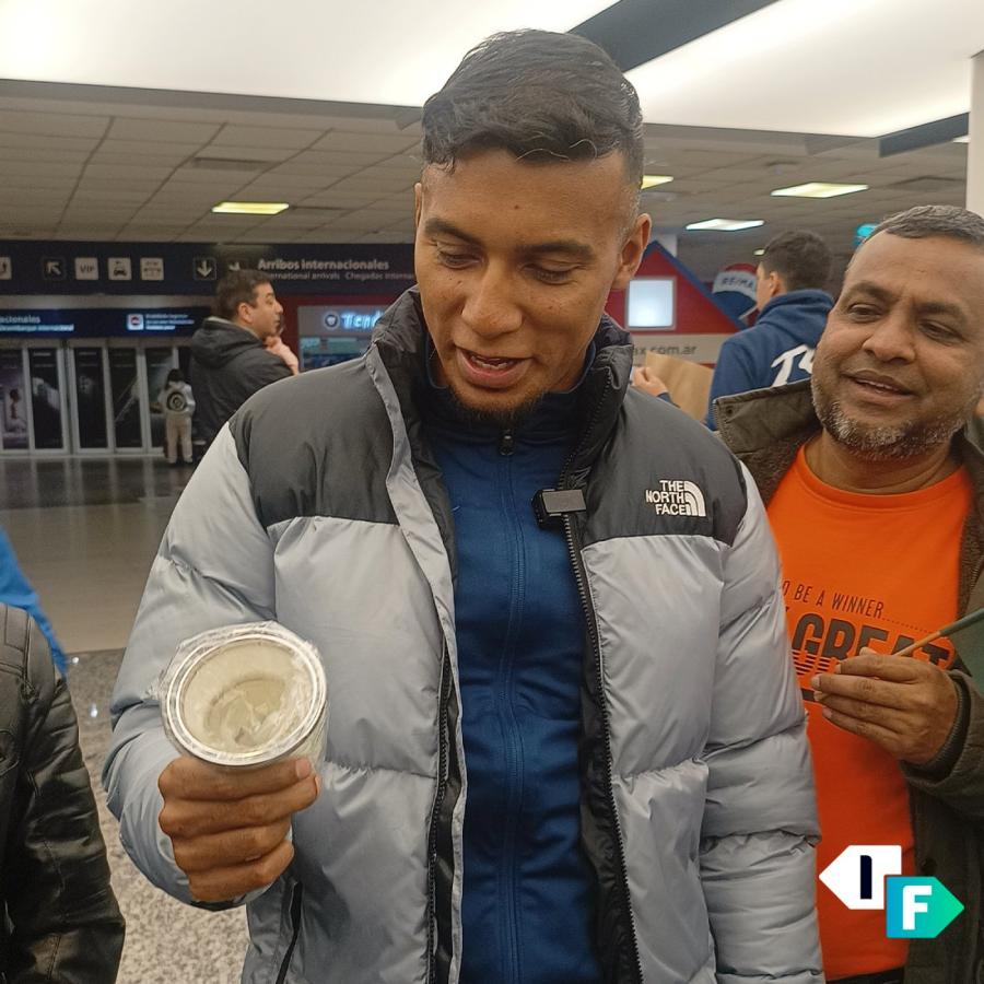 Imagen El capitán de Bangladesh jugará en la Argentina y apenas llegó, le obsequiaron un mate.