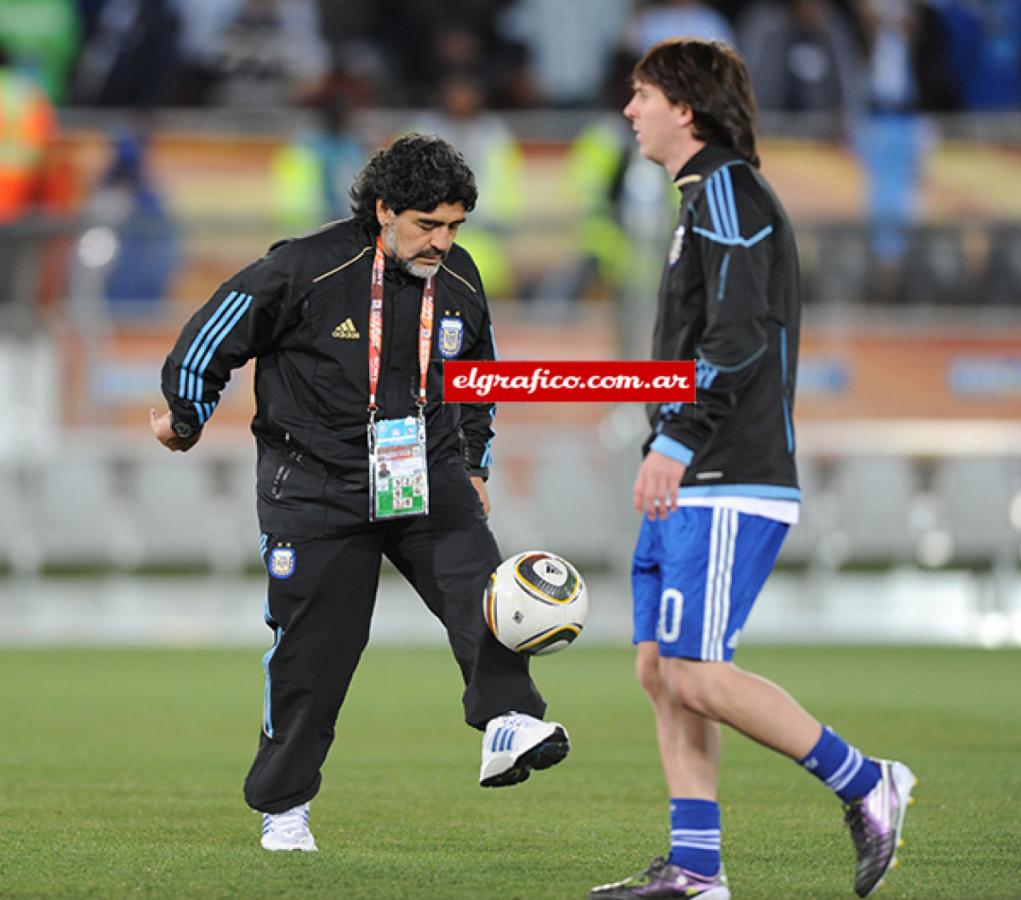 Mundial 2010. Maradona dirigió a Messi.