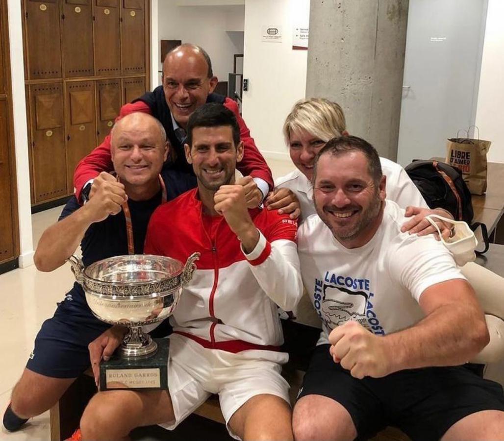 Imagen Djokovic y la celebración en el vestuario junto a su equipo.