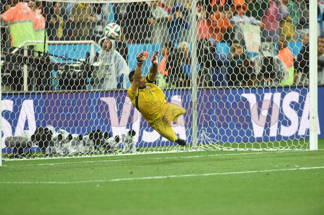 Los dos penales atajados por Romero fueron fundamentales para lograr el pase a la final en Brasil 2014