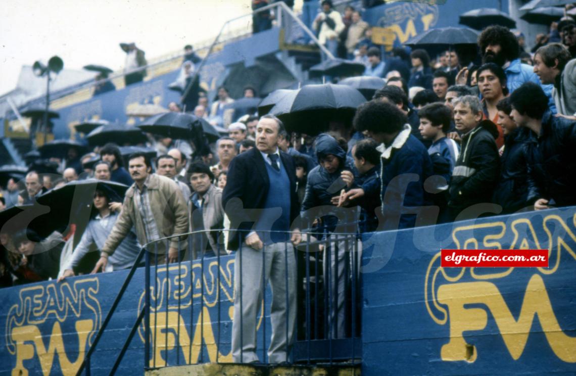 Imagen Juan Carlos ¨Toto¨Lorenzo había dirigido a los clubes más grande del país y a otro de gran importancia en Europa, pero en 1983 tomó el desafió de ascender con Atlanta y lo consiguió.